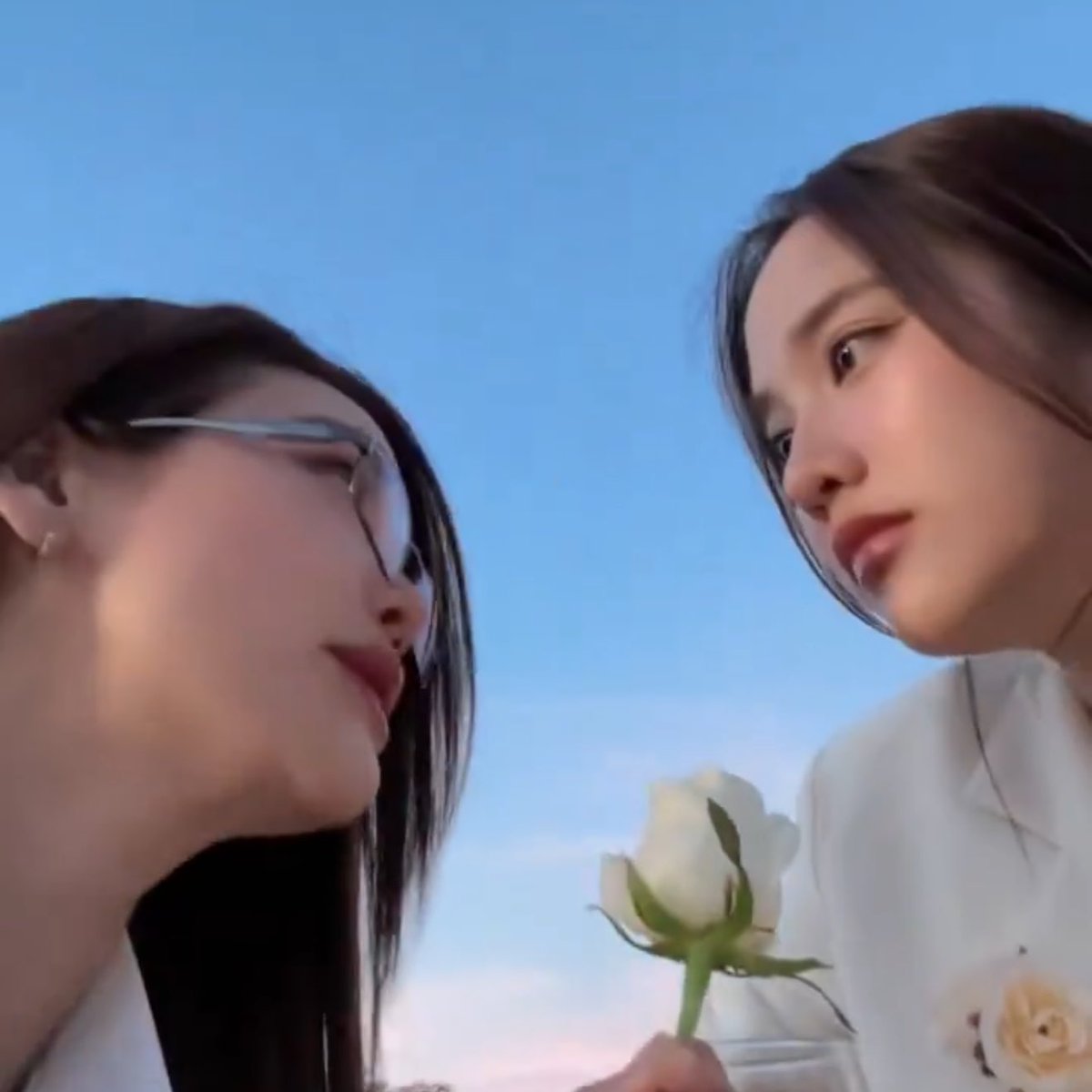 __xxsia__'s tweet image. : เพื่อนเธองอนพี่อีกละ จะง้อยังไงดี

: เพื่อนคนไหนพี่ น้องฟรีนไม่มีเพื่อนเป็นสาวมหาลัยนะ

 #4Elements