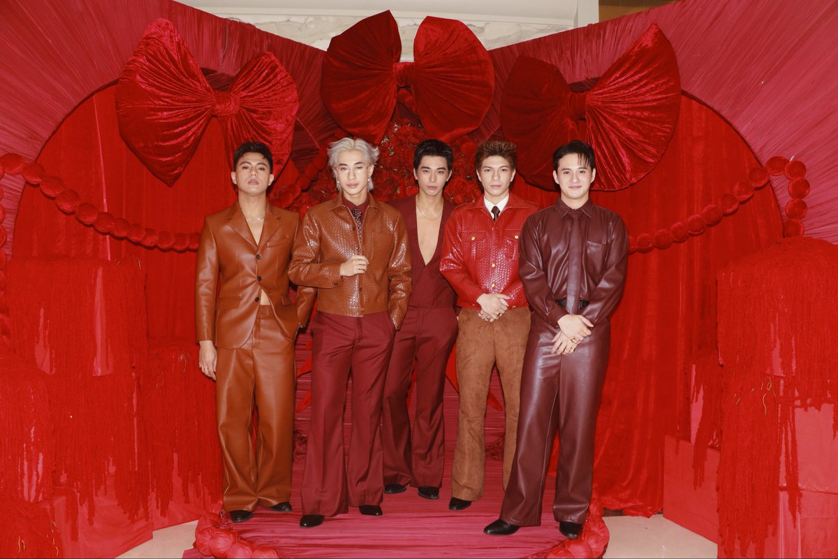 bgyo_ph's tweet image. Dressed sharp and slaying the red carpet at Star Magical Christmas 2025! 🌟

#BGYO #StarMagicalChristmas2025 #SleighTheNight