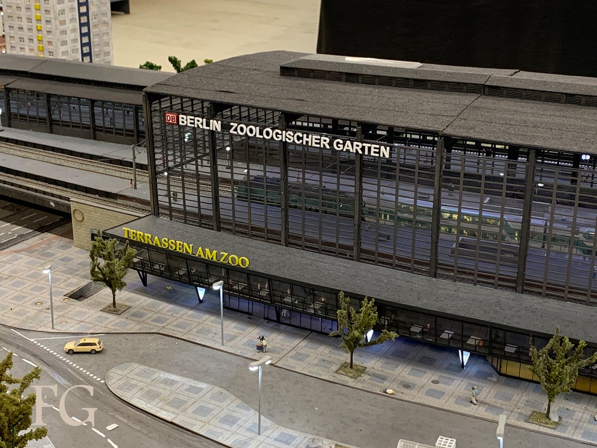 fallguy79's tweet image. Berlin Bahnhof Zoo im Leeraner Miniaturland (27/04/2024).

#leer #berlin #ostfriesland #modelbuilding #loxx #bahnhofzoo #zoologischergarten #modellbahn #landscapemodel #modelrail #modelrailway #modelrailroad #hOscale #charlottenburg #h0 #modeltrains #bahnhof #trainstation