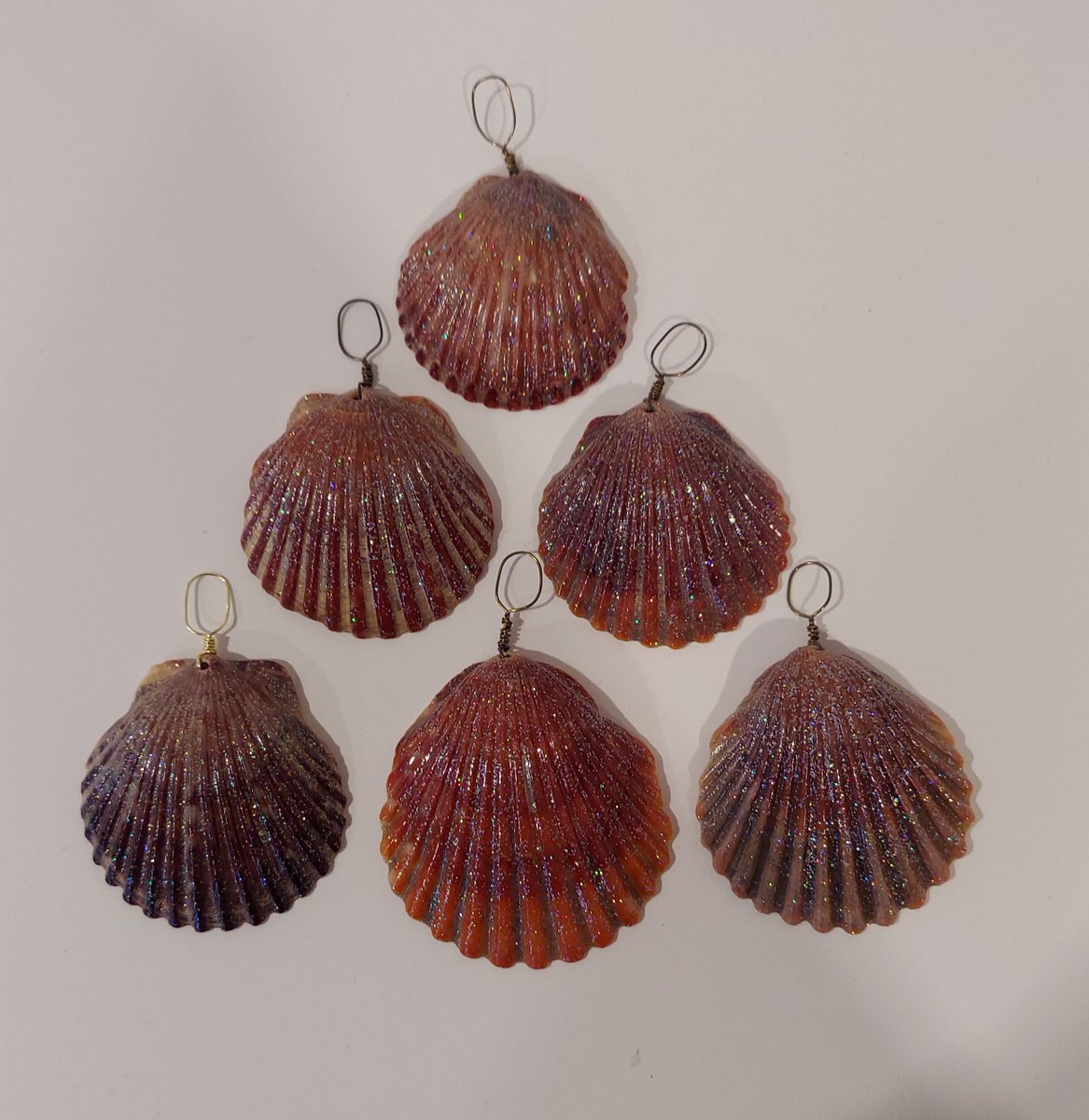 AngelaRienerth's tweet image. !!!30% off!!! Painted Shell Ornaments, Vendor #629, available at Blue Crow Antique Mall, Painter, Va. @bluecrowantiques #shells #ornament #marine #ocean #beach #painted #vintage #collectible #collector #collection #collectorsarewatching