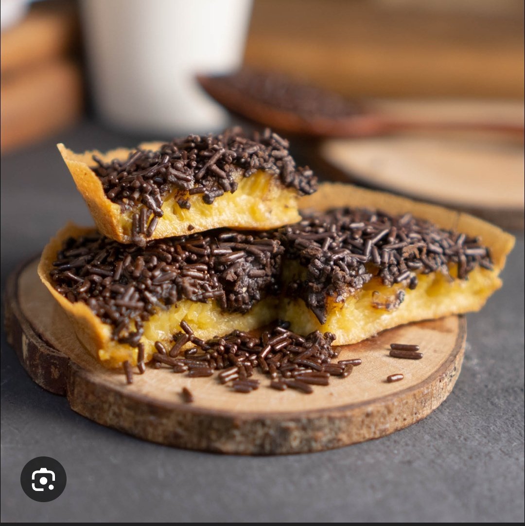 yukirei_li's tweet image. Me and zayne decimating a whole box of martabak coklat in one sitting