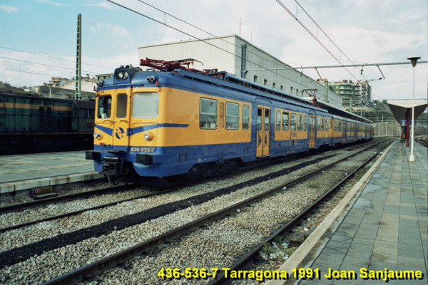 436-536-7 en Tarragona ya con la decoración amarillo-azul en 1991 foto de Joan Sanjaume #renfe #tarragona #ferrocarril #tren #trenni #train #Training