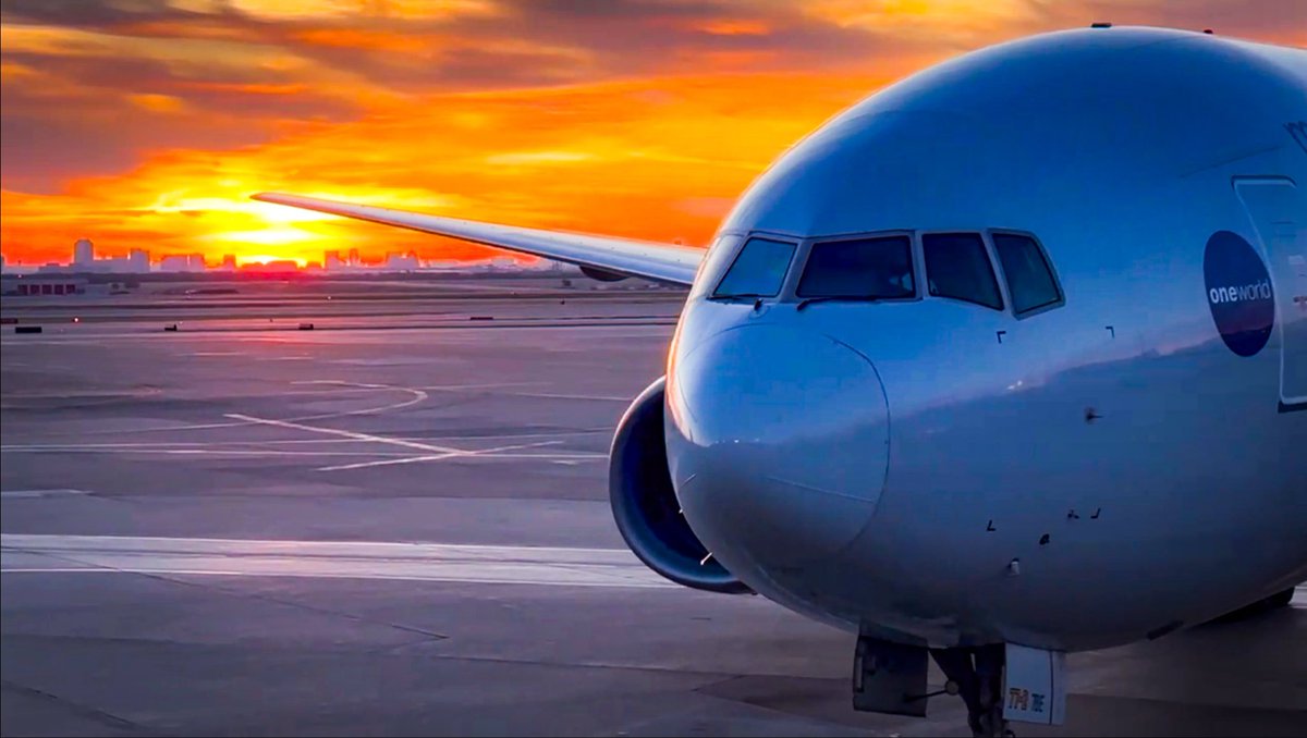 Helgatina's tweet photo. Good morning!! Best part of the morning shift !! 
@AmericanAir https://t.co/HDsa2dtB8q