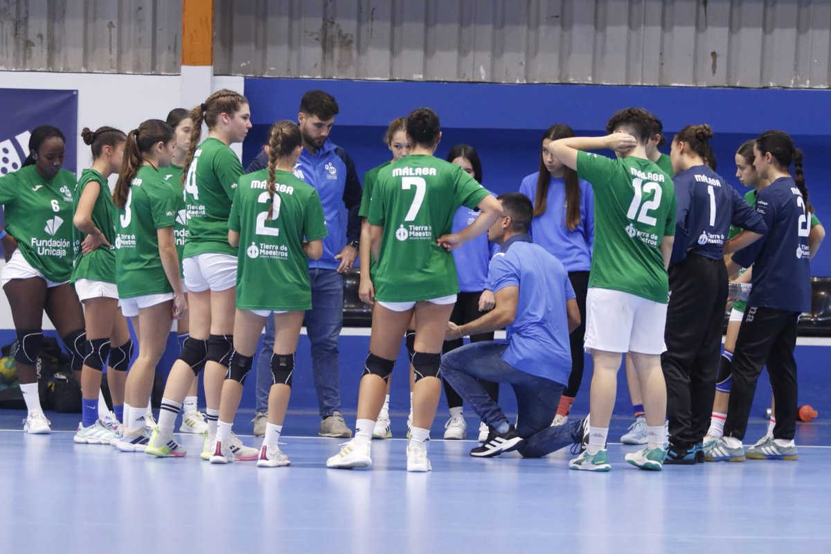 🎉 <a href="/FABM_Malaga/">FABM Málaga</a>, CAMPEONA de nuestro torneo de Selecciones Provinciales Cadete Femenino 🤾‍♀️

🥇 Las malagueñas se cuelgan el ORO tras una grandísima final 🆚 <a href="/FABM_ALMERIA/">FABM Almería</a> (26-32), a la que felicitamos también por su excelente trabajo 👏👏👏

🤝 <a href="/FundUnicaja/">Fundación Unicaja</a> <a href="/GobiernodeCeuta/">Gobierno de Ceuta</a>