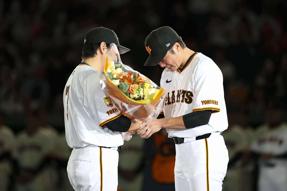 TokyoGiants's tweet photo. 長野久義選手引退セレモニー

#新風 #ジャイアンツ #坂本勇人 https://t.co/KyHGofxLQ5