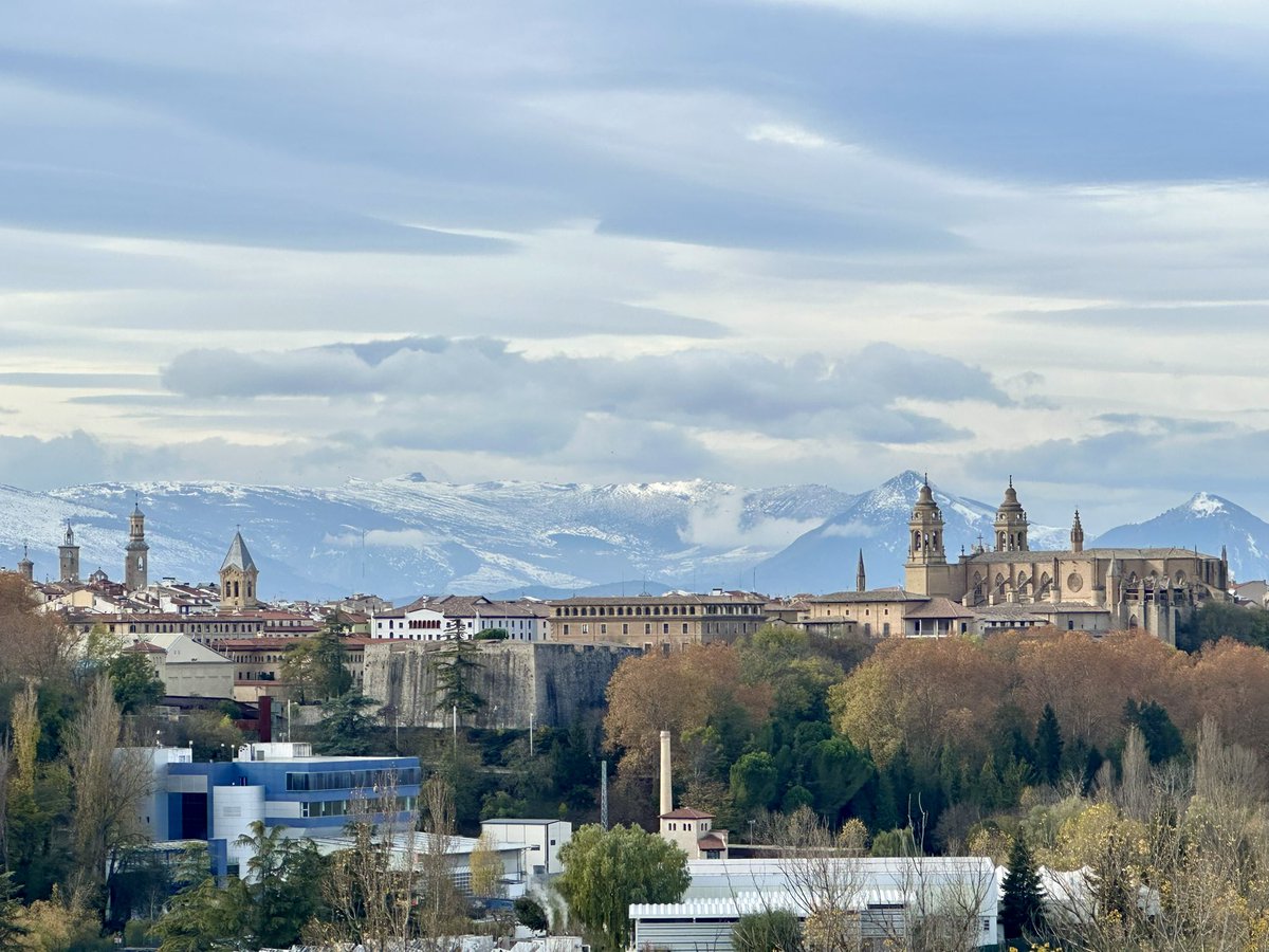 Que bonita luce #Pamplona #Iruña con esta mezcla de otoño e invierno 😍🍂❄️

¡Feliz domingo gente!
