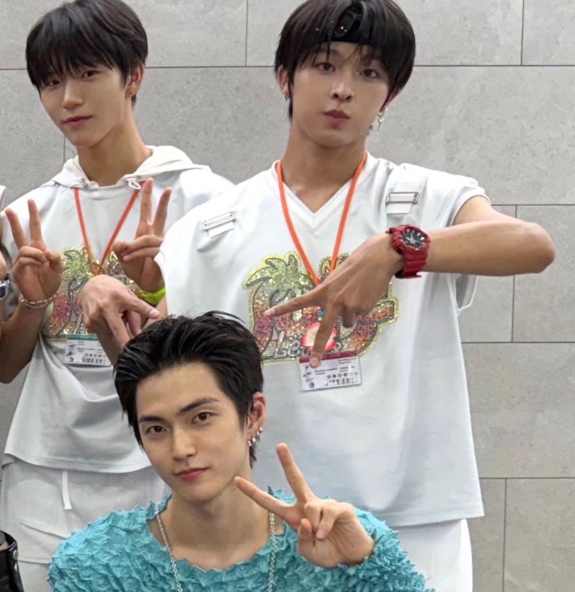 xnghanni's tweet image. who else is still here