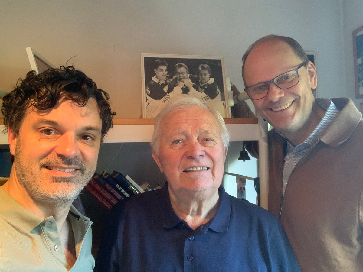 Älskade Lars-Gunnar Jansson ❤️ har lämnat oss. 
Det gör ont just nu. 
Så många fina hockeyminnen på Radiosporten. 
Alla OS, VM och Elitseriematcher tillsammans📻 
Så många skratt. 
Så många L-G ord som lever kvar hos mig: 
"Brunkebergspumpen" 
"Sallad i egen zon" 
"Lyft ut