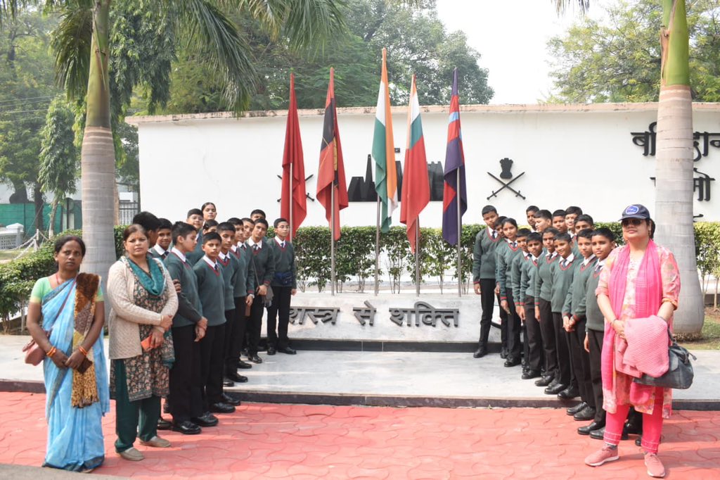PROdefprayagraj's tweet image. As part of their Annual Visit Programme, 40 girl cadets of Sainik School Rewa visited the Ordnance Depot, Prayagraj, gaining hands-on exposure to Army logistics, advanced maintenance and supply operations.

They also visited Akshay Vat, symbol of resilience, and Saraswati Koop,…