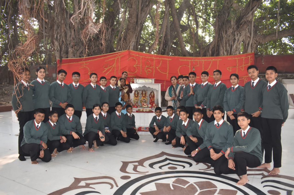 PROdefprayagraj's tweet image. As part of their Annual Visit Programme, 40 girl cadets of Sainik School Rewa visited the Ordnance Depot, Prayagraj, gaining hands-on exposure to Army logistics, advanced maintenance and supply operations.

They also visited Akshay Vat, symbol of resilience, and Saraswati Koop,…