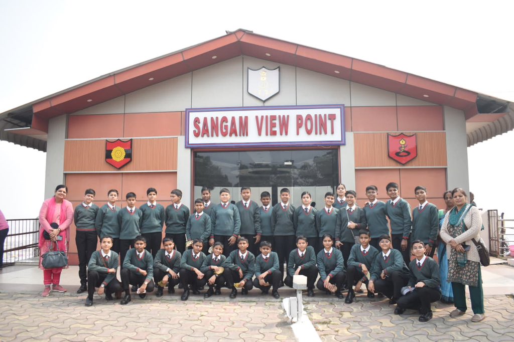 PROdefprayagraj's tweet image. As part of their Annual Visit Programme, 40 girl cadets of Sainik School Rewa visited the Ordnance Depot, Prayagraj, gaining hands-on exposure to Army logistics, advanced maintenance and supply operations.

They also visited Akshay Vat, symbol of resilience, and Saraswati Koop,…