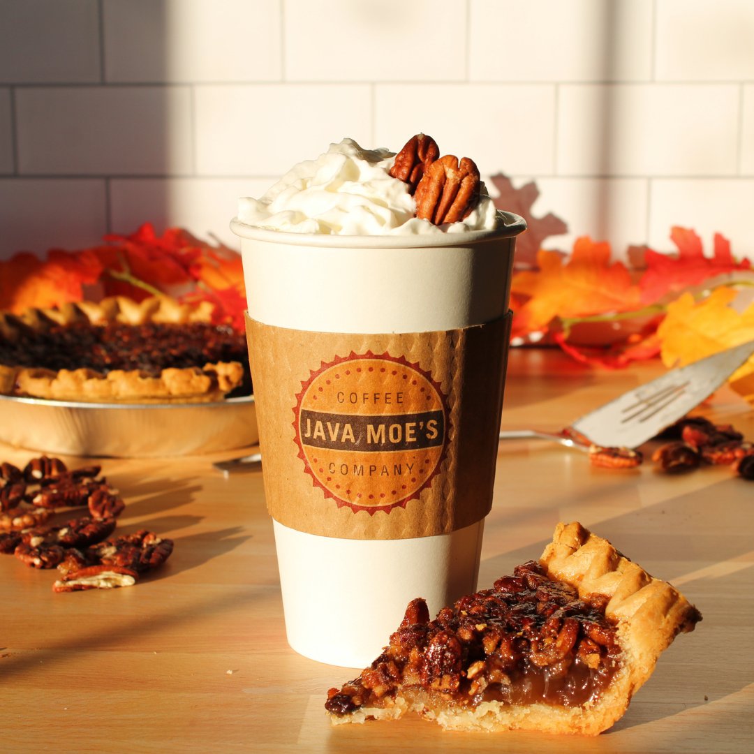 JavaMoes's tweet image. Drink of the Week: 𝐏𝐄𝐂𝐀𝐍 𝐏𝐈𝐄 𝐋𝐀𝐓𝐓𝐄
In honor of Thanksgiving this week, we've whipped up a slice of pie to go (in latte form of course.) Made with butter pecan and maple spice flavors.
𝐓𝐫𝐲 𝐢𝐭 𝐡𝐨𝐭, 𝐢𝐜𝐞𝐝, 𝐨𝐫 𝐟𝐫𝐨𝐳𝐞𝐧 𝐟𝐨𝐫 $𝟏 𝐨𝐟𝐟 𝐚𝐥𝐥 𝐰𝐞𝐞𝐤!