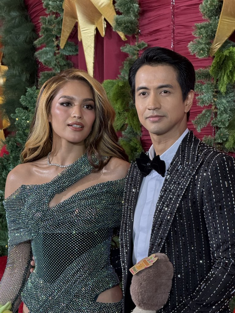 inquirerdotnet's tweet photo. BREATHTAKING PAIR 💛 

LOOK: Jane Oineza and RK Bagatsing opted to go for a glitzy twist in their festive-themed outfits, as seen on the red carpet of the Star Magical Christmas gala. | @HMallorcaINQ https://t.co/4tttUksRfV