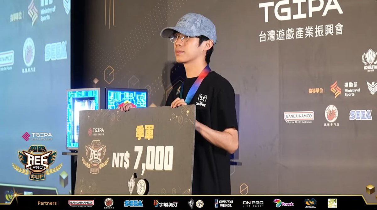 #BeeProCup 2025 by <a href="/GamerBeeTW/">Bruce Hsiang ゲマビ</a> 
SF6 快打旋風 
1.<a href="/LeevyLin/">Oil King 五股石油王</a> TERRY 
2. Tw_aze DJ 
3.<a href="/ugang_fgc/">J Team|Ugang</a> LUK 
4. G-Wei BLA 
5.<a href="/TonyShuai2021/">Flexigear | Tony Shuai</a> MAI 
5.<a href="/ZJZ_GxBridget/">ZJZ / 曾家鎮</a> AKI 
7.<a href="/cola3212/">cola321🥤Vtype🕹️</a> MAI/M.BI 
7.<a href="/KirinsashimiFGC/">麒麟刺身</a> TE/KE/ED