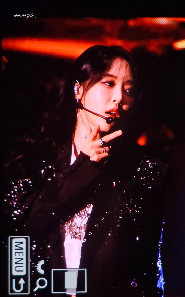 MoonLight921222's tweet photo. 251123 MUSEUM : village of eternal glow 프리뷰
❤️‍🩹
#마마무 #MAMAMOO #MOONBYUL #문별 https://t.co/DBDcQAUKZe