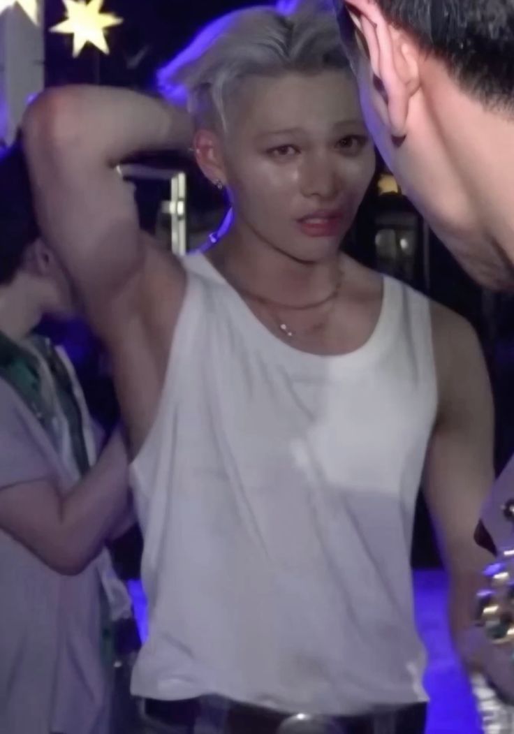 fyzhoon's tweet image. HE'S SO FUCKING FINE IM GONNA KMS