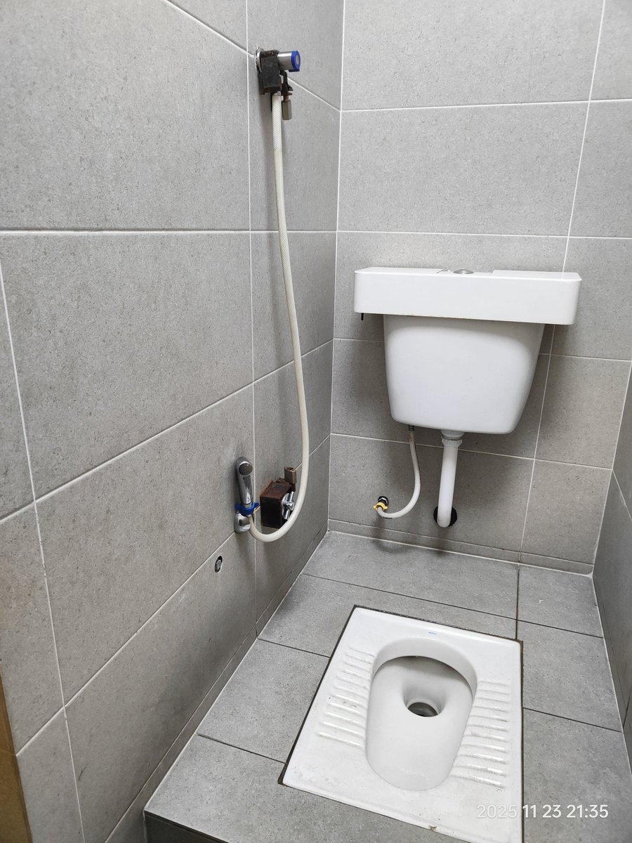 beckhem212's tweet photo. Kadang kena fikir gak..kenapa contractor/customer buat paip macam ni..

Sikap kita sendiri gak..lepas guna tak reti letak paip kat tmpt sepatut ny

Dah susah nak basuh..kena ke kanan sikit 😅 https://t.co/jWSMwytmsE