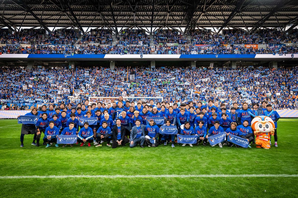 v_varenstaff's tweet image. 🔷🔶
ホーム最終戦、首位奪取。

長崎を愛する皆さんと共に、
J2優勝、J1昇格を掴み獲りましょう！

本日もそれぞれの場所から熱いご声援を本当にありがとうございました💙🧡

𝙏𝙃𝘼𝙉𝙆 𝙔𝙊𝙐 𝙁𝙊𝙍 𝙔𝙊𝙐𝙍 𝙎𝙐𝙋𝙋𝙊𝙍𝙏.🫶

#vvaren #獲るぞTEPPEN #ALLNAGASAKI