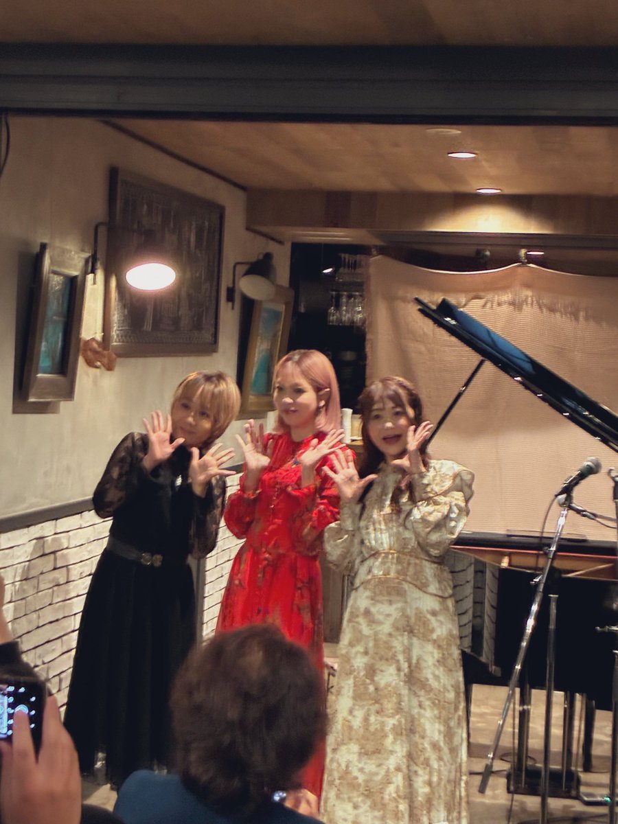mizunomanabi's tweet photo. 「Live at Kagurazaka」無事に終了いたしました！
とても素敵な空間で、あたたかいお客様と過ごせてとても嬉しかったです☺️
楽しんで頂けていたら良いな〜🥰

ピアノ生演奏で歌って、朗読して……
「チャレンジする2025年」の締めくくりは玲奈さんとたけこさんに優しく楽しく導いていただきやり切れ��した🥲💕おふたりとの出会いにも感謝🙏✨
また是非ご一緒できますようにー✨✨