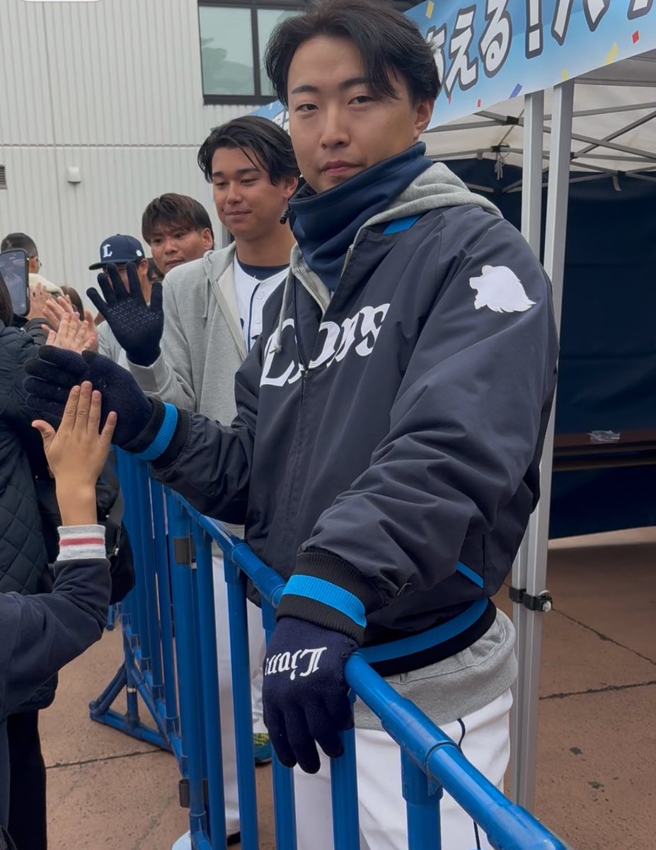 miho_u_1984's tweet image. 選手とハイタッチ🫸🫷

みんなちゃんと目線くれて嬉しい☺️✨
これだけで❣️
行って良かった〜⭐️
4人中2人が福岡出身なのも嬉しかった✈️

#seibuiions 
#山村崇嘉 
#西川愛也 
#仲田慶介 
#古賀悠斗