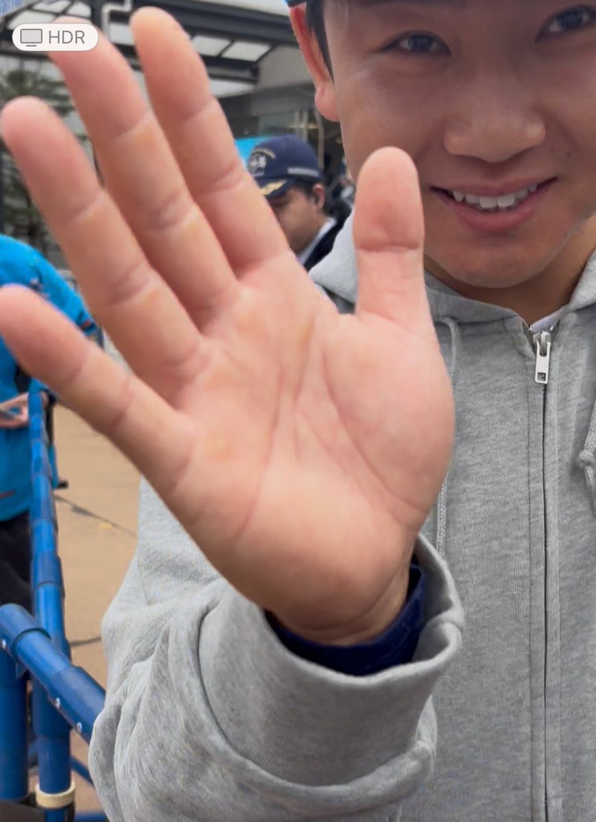 miho_u_1984's tweet image. 選手とハイタッチ🫸🫷

みんなちゃんと目線くれて嬉しい☺️✨
これだけで❣️
行って良かった〜⭐️
4人中2人が福岡出身なのも嬉しかった✈️

#seibuiions 
#山村崇嘉 
#西川愛也 
#仲田慶介 
#古賀悠斗