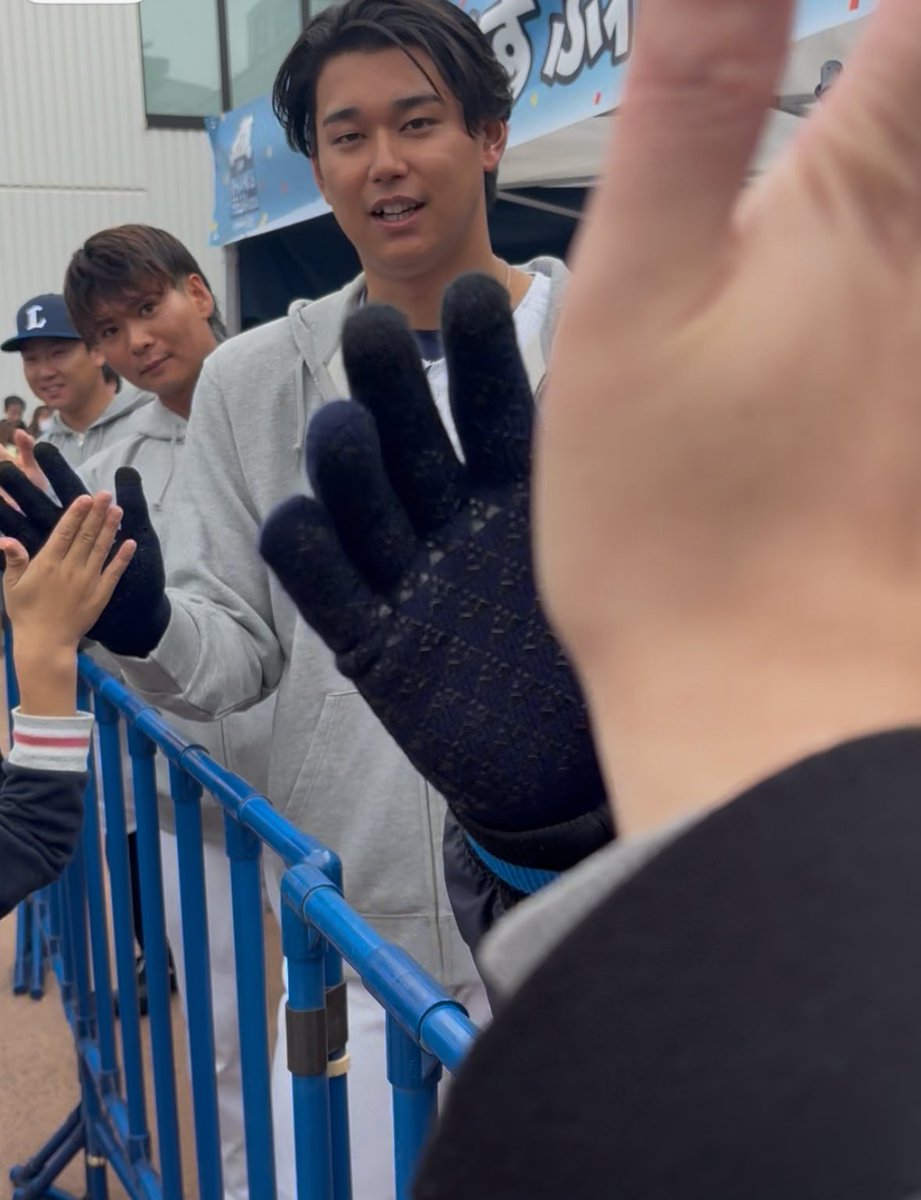 miho_u_1984's tweet image. 選手とハイタッチ🫸🫷

みんなちゃんと目線くれて嬉しい☺️✨
これだけで❣️
行って良かった〜⭐️
4人中2人が福岡出身なのも嬉しかった✈️

#seibuiions 
#山村崇嘉 
#西川愛也 
#仲田慶介 
#古賀悠斗