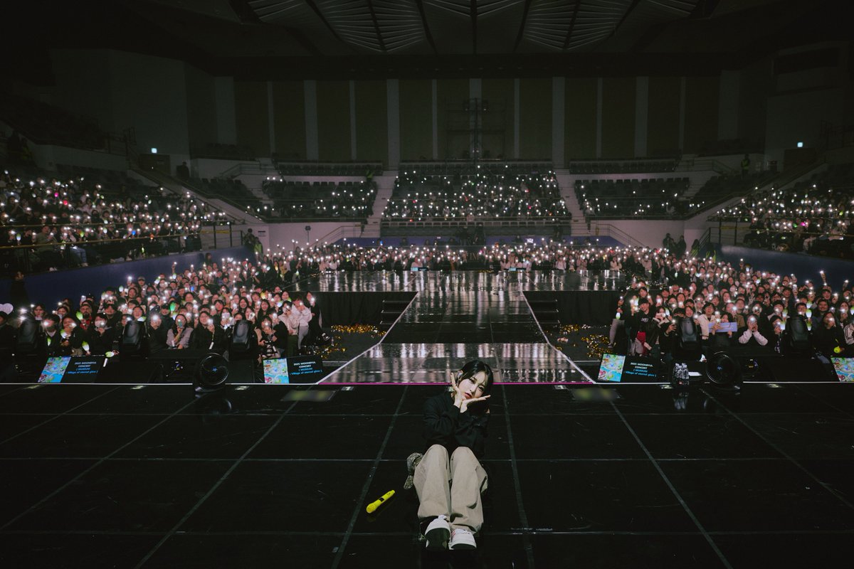 RBW_MAMAMOO's tweet image. [#문별]

문별 (Moon Byul) CONCERT TOUR
[MUSEUM : village of eternal glow]
IN SEOUL - DAY 2 🌠

오늘의 순간들은 꺼지지 않는 불빛처럼
기억과 감정을 오래도록 밝혀주었습니다 🕯️

별이가 만든 마을에 남긴 발자취는
별똥별 덕분에 더 빛나고 특별한 것 같아요 💫

어제도 오늘도 내일도…