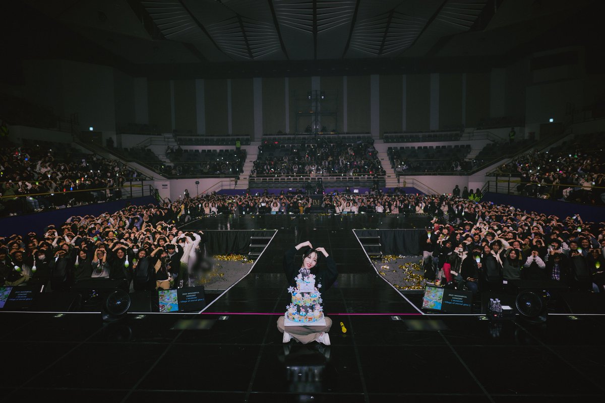 RBW_MAMAMOO's tweet image. [#문별]

문별 (Moon Byul) CONCERT TOUR
[MUSEUM : village of eternal glow]
IN SEOUL - DAY 2 🌠

오늘의 순간들은 꺼지지 않는 불빛처럼
기억과 감정을 오래도록 밝혀주었습니다 🕯️

별이가 만든 마을에 남긴 발자취는
별똥별 덕분에 더 빛나고 특별한 것 같아요 💫

어제도 오늘도 내일도…