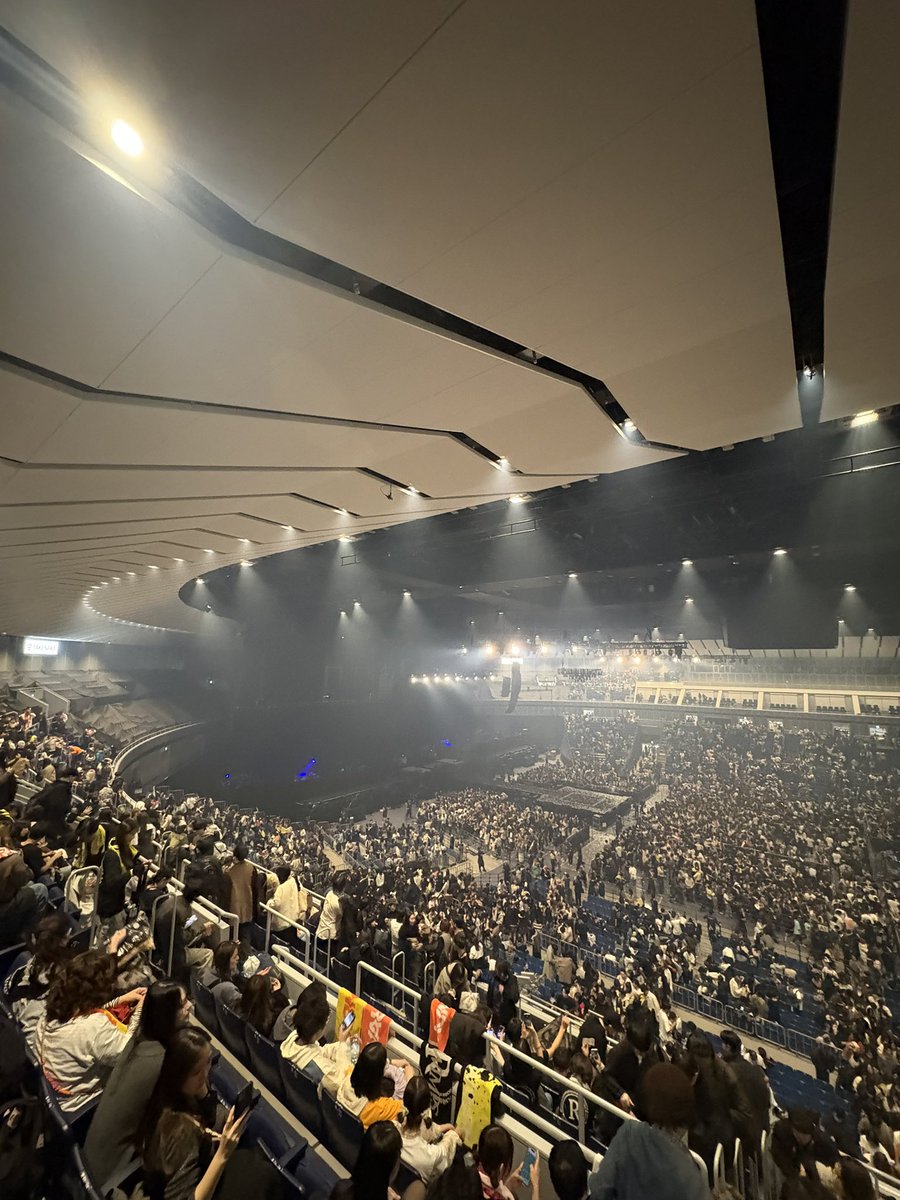 _am_m_0's tweet image. 天井席からみるRADWIMPSも安定に神でした🤩