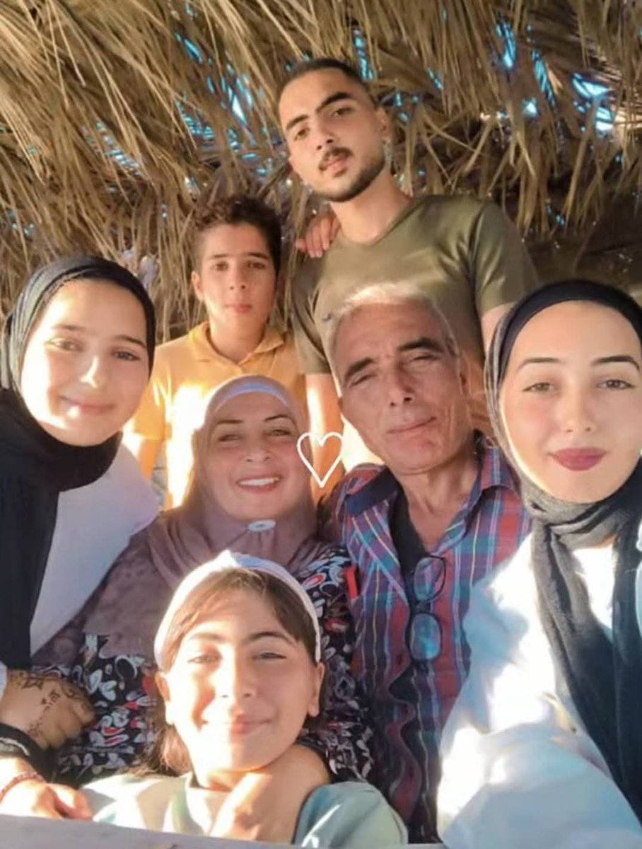 هذه العائلة… كانت قبل ساعات تضحك وتتصوّر مع بعض.
ولكن انمسح اسمهم من السجل المدني جراء استهداف منزلهم وسط قطاع غزة