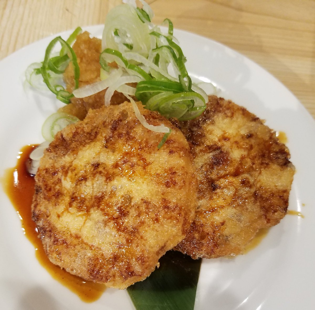 aoi11415's tweet image. 日比谷→自由が丘に移動して山田調味料研究所さんへ！やわらかいローストビーフにすごく美味しいタレ…最高😳✨納豆の天ぷらもフワフワで美味しかった！どれも衝撃の美味しさでした😆