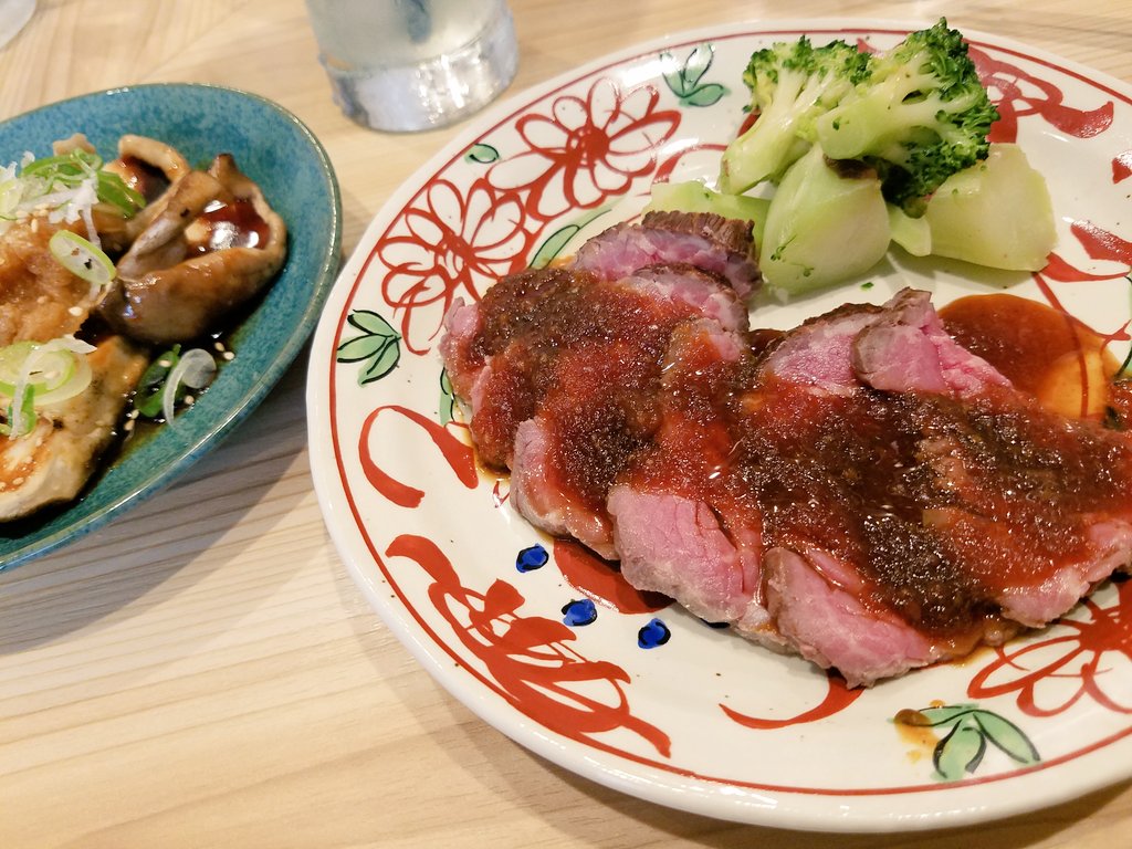 aoi11415's tweet image. 日比谷→自由が丘に移動して山田調味料研究所さんへ！やわらかいローストビーフにすごく美味しいタレ…最高😳✨納豆の天ぷらもフワフワで美味しかった！どれも衝撃の美味しさでした😆