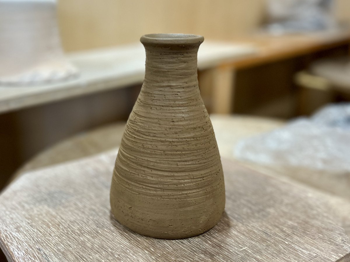 端が少し欠けてしまったサラダボウルの後継(笑)、植木鉢、花瓶の削り終わり。

奇跡的に1日で終わった(笑)、

一部は削り終わってから表面を少し凸凹にした。
これをすると焼き上がりに濃淡が出るので、面白い仕上がりになる…はず(笑)。