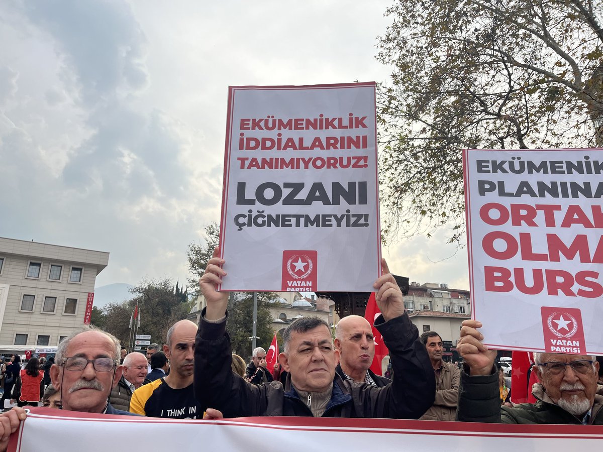 "Ekümenik Planı"na karşı meydanlardayız. 

"Papa’nın İznik ziyareti masum bir dini etkinlik değildir.
Fener Rum Patrikhanesi’nin ekümenik iddialarını sahaya sürmeyi amaçlayan siyasi bir adımdır.
Egemenliğimize yönelik bu girişime karşı Valiliğimiz ve hükümeti göreve çağırıyoruz!"