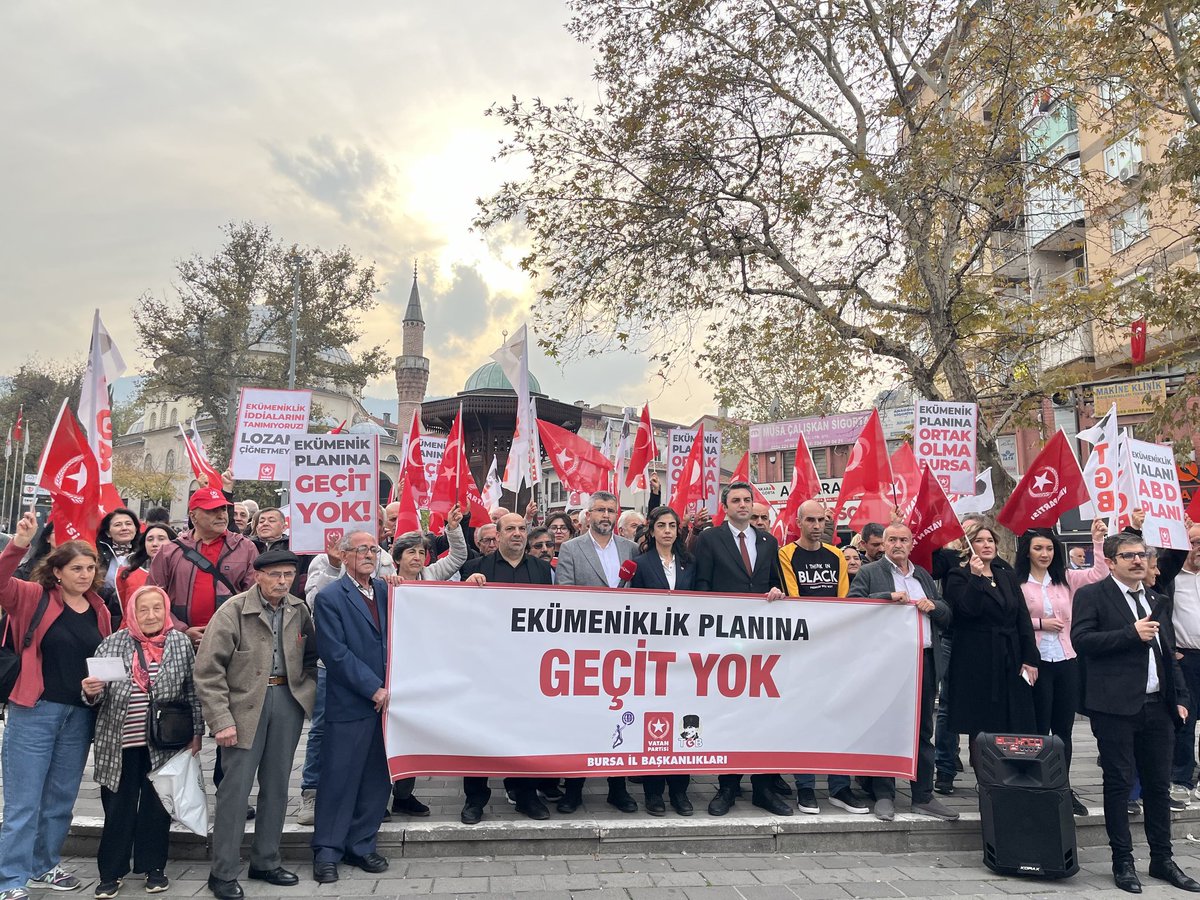 VatanPartiBursa's tweet photo. "Ekümenik Planı"na karşı meydanlardayız. 

"Papa’nın İznik ziyareti masum bir dini etkinlik değildir.
Fener Rum Patrikhanesi’nin ekümenik iddialarını sahaya sürmeyi amaçlayan siyasi bir adımdır.
Egemenliğimize yönelik bu girişime karşı Valiliğimiz ve hükümeti göreve çağırıyoruz!" https://t.co/VWChvAAd0W