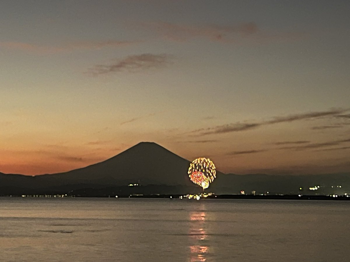 今日は新江ノ島水族館へ。閉館後に海岸に出たら、夕から夜に移ろう空に、完璧な富士山と三日月、飛行機雲も。見惚れていたら富士山の麓で花火も上がり始めて（熱海？）、心当たりはないんだけど、きっと私たちは神様に何か祝われていた。