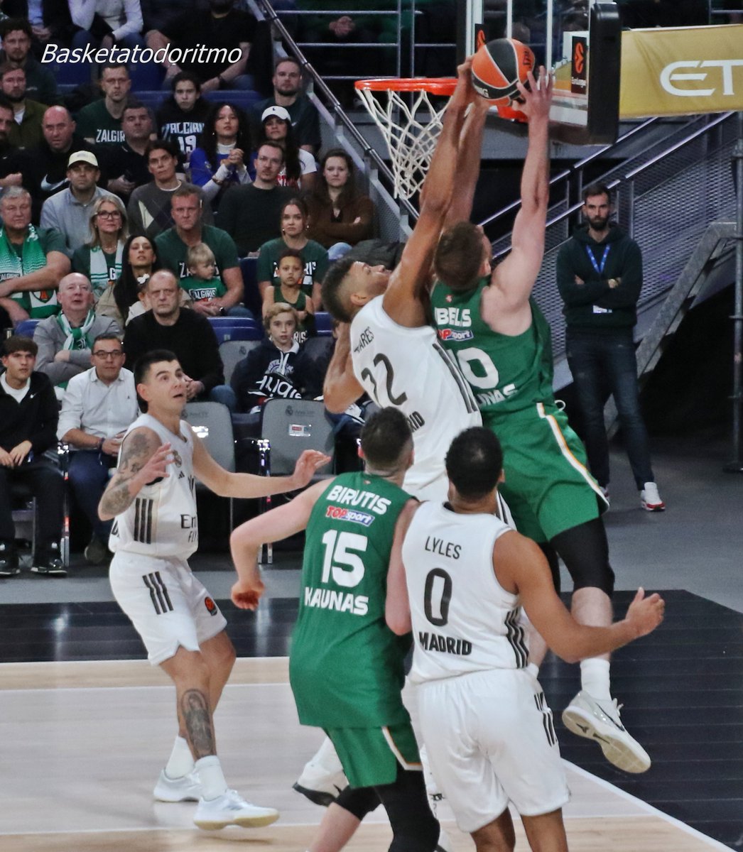 Ya tenéis las fotos del partidazo de Euroliga: Real Madrid vs Zalgiris. En: facebook.com/basketatodorit…