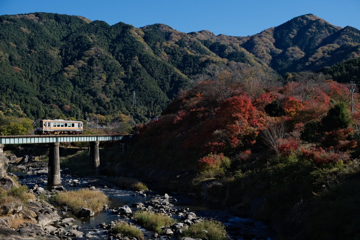 HU2434's tweet image. 【Idios &amp;amp; 緑さんとお肉・紅葉満喫旅 in三重県】 その5
実に風情のあるお休み処があったので、皆に一休みしてもらいました。

ここ家城ラインの紅葉、川沿いまで降りると更に綺麗に撮れそうなんですが、降りる時間は無かった...。
#しーちゃんみてみてっ
#つぶやきろこ
#石神のぞいて
#緑仙はやく見ろ