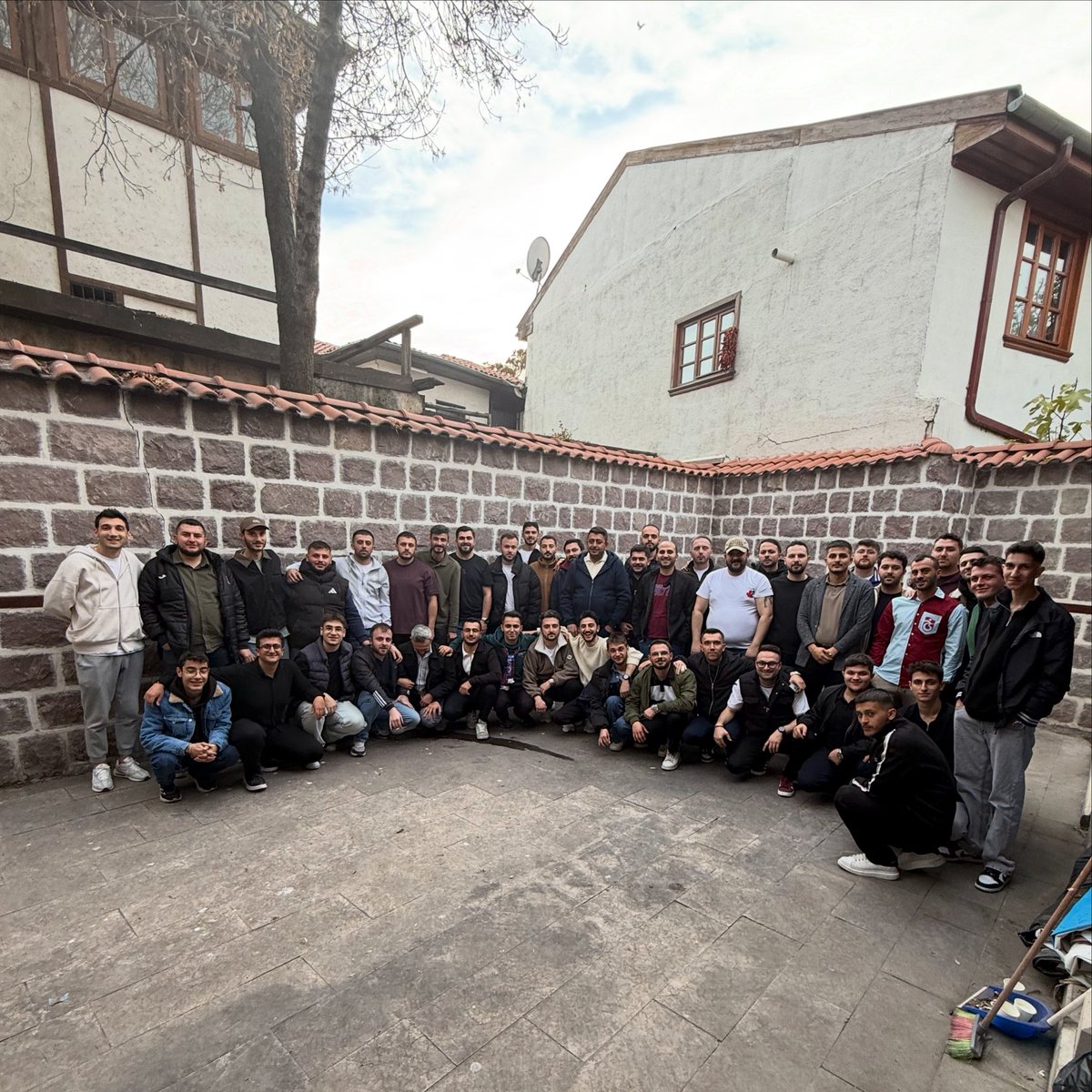 Sanmasınlar yıkıldık sanmasınlar biz çöktük
Bir başka bahar için sadece yaprak döktük
#bizvarızburdayız