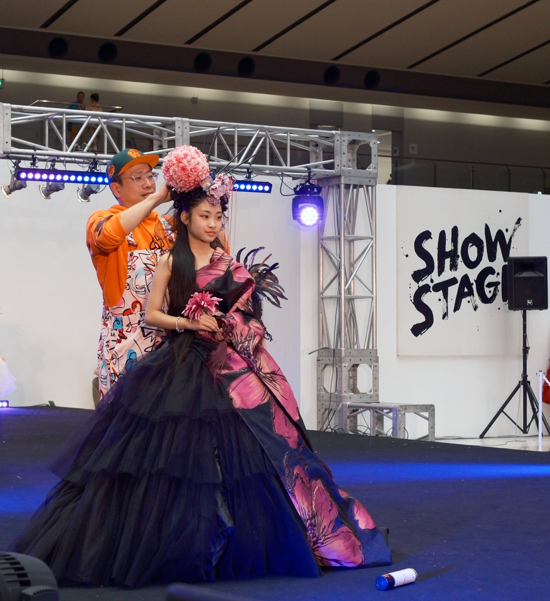 alpha_900's tweet image. ２０２５年１１月１６日（日）
第６２回デザインフェスタ
Ｌ４-ファッションショー
花の子ステージ
※ステージ右に構えていた私を
見つけてアイコンタクトを下さり
有難う御座いました💐🥰
Rie さん
#花の子
@norimichi_hayakawa
＃健ちゃん先生
＃L4ファッションショー
＃rie