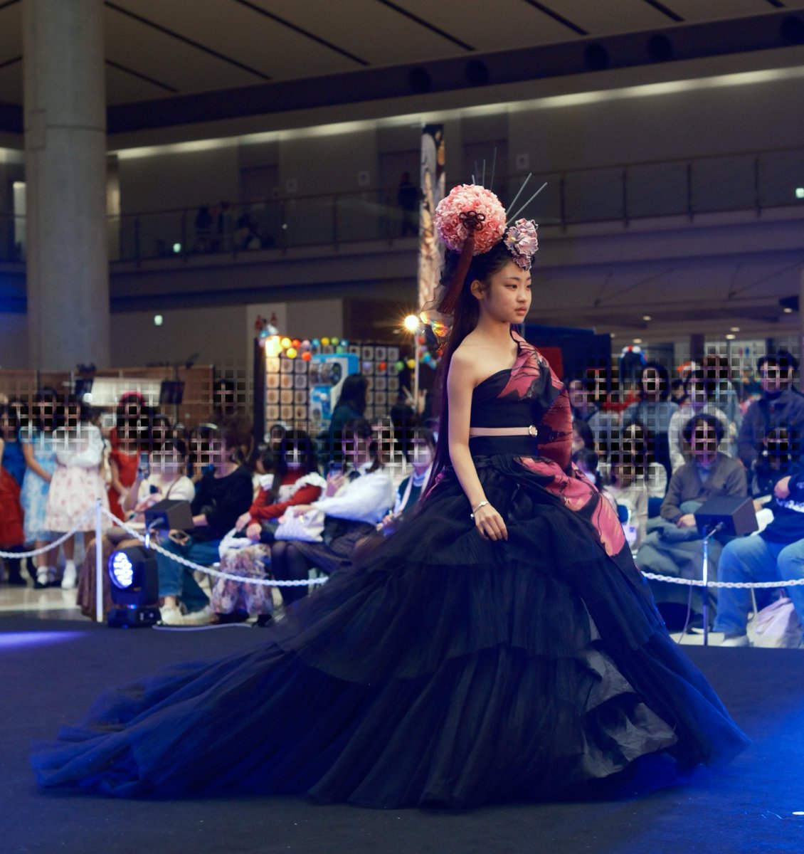 alpha_900's tweet image. ２０２５年１１月１６日（日）
第６２回デザインフェスタ
Ｌ４-ファッションショー
花の子ステージ
※ステージ右に構えていた私を
見つけてアイコンタクトを下さり
有難う御座いました💐🥰
Rie さん
#花の子
@norimichi_hayakawa
＃健ちゃん先生
＃L4ファッションショー
＃rie