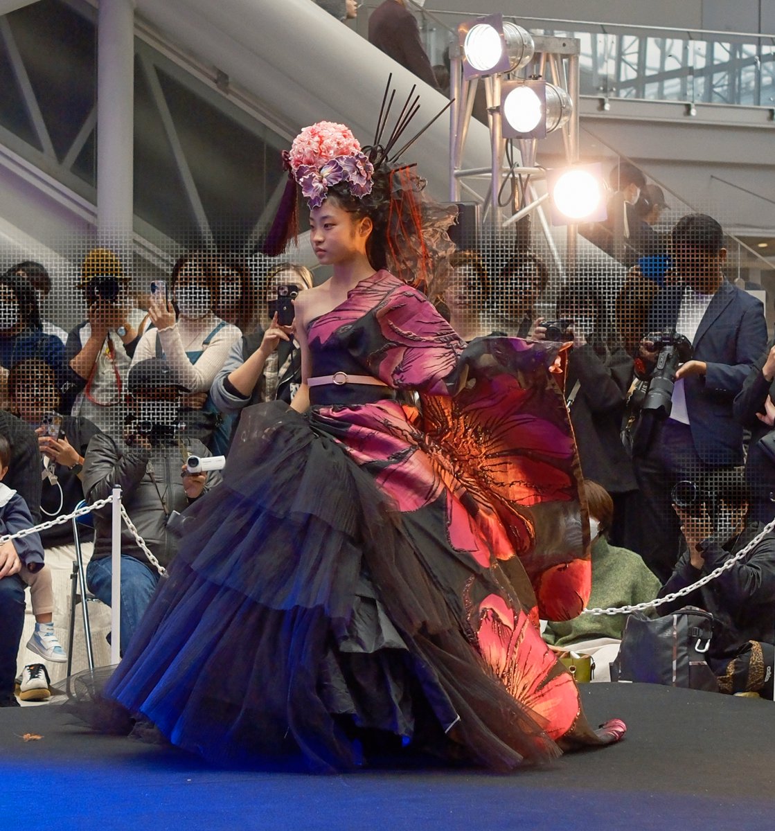 alpha_900's tweet image. ２０２５年１１月１６日（日）
第６２回デザインフェスタ
Ｌ４-ファッションショー
花の子ステージ
※ステージ右に構えていた私を
見つけてアイコンタクトを下さり
有難う御座いました💐🥰
Rie さん
#花の子
@norimichi_hayakawa
＃健ちゃん先生
＃L4ファッションショー
＃rie