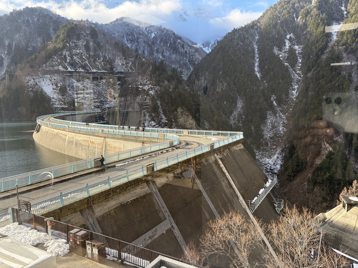 36033603's tweet image. BUMPとRADが対バンやってるとんでもない歴史的な日に、冬の黒部ダムと宇奈月温泉という、6年ぶり？のリバイバル旅行へ行ってきました。
本当はチケットあれば横アリへ行きたいものでしたが。
これはこれで懐かしい気持ちでいっぱい。今回YKK工場は行ってない。
#黒部ダム
#ガラス美術館
#富山ブラック