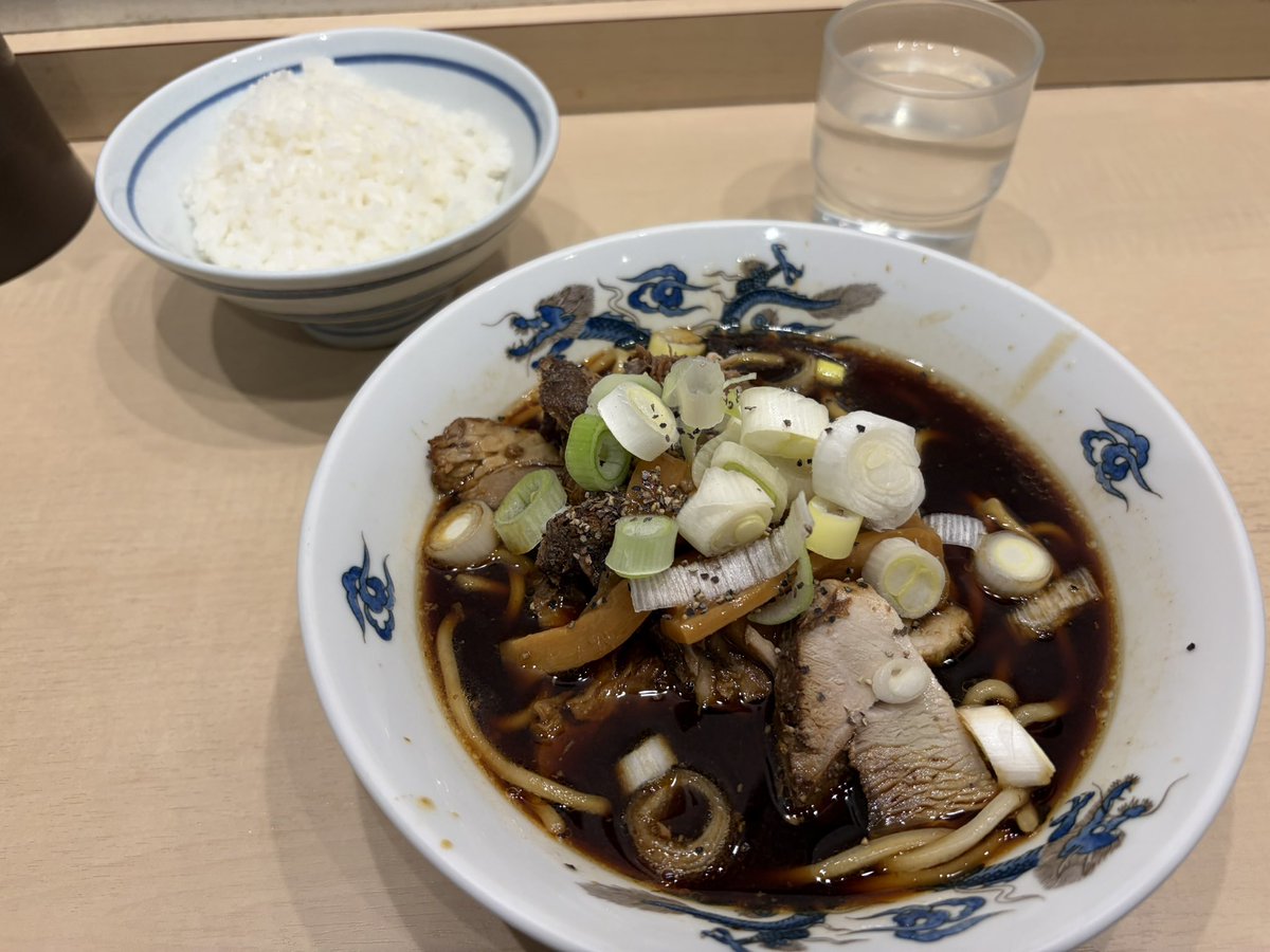 36033603's tweet image. BUMPとRADが対バンやってるとんでもない歴史的な日に、冬の黒部ダムと宇奈月温泉という、6年ぶり？のリバイバル旅行へ行ってきました。
本当はチケットあれば横アリへ行きたいものでしたが。
これはこれで懐かしい気持ちでいっぱい。今回YKK工場は行ってない。
#黒部ダム
#ガラス美術館
#富山ブラック