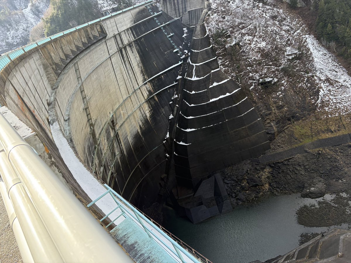 36033603's tweet image. BUMPとRADが対バンやってるとんでもない歴史的な日に、冬の黒部ダムと宇奈月温泉という、6年ぶり？のリバイバル旅行へ行ってきました。
本当はチケットあれば横アリへ行きたいものでしたが。
これはこれで懐かしい気持ちでいっぱい。今回YKK工場は行ってない。
#黒部ダム
#ガラス美術館
#富山ブラック