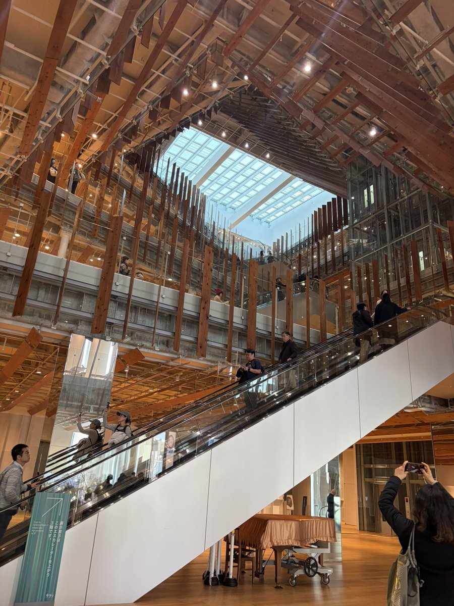 36033603's tweet image. BUMPとRADが対バンやってるとんでもない歴史的な日に、冬の黒部ダムと宇奈月温泉という、6年ぶり？のリバイバル旅行へ行ってきました。
本当はチケットあれば横アリへ行きたいものでしたが。
これはこれで懐かしい気持ちでいっぱい。今回YKK工場は行ってない。
#黒部ダム
#ガラス美術館
#富山ブラック