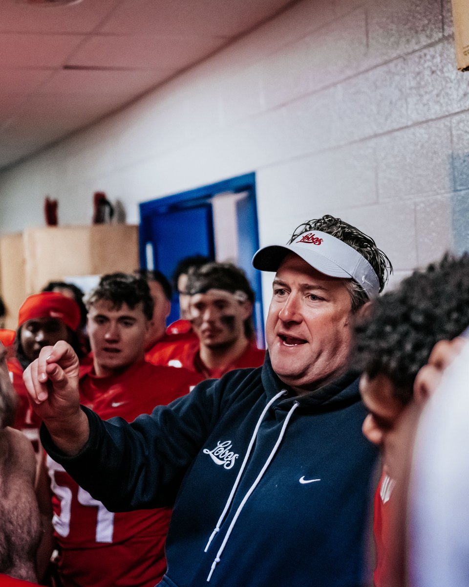 UNMLoboFB's tweet image. celebrating victory together 🤝😤🥁

big game on 11.28 🎟️ golobos.evenue.net/events/FBH

#GoLobos | 🐺⬆️