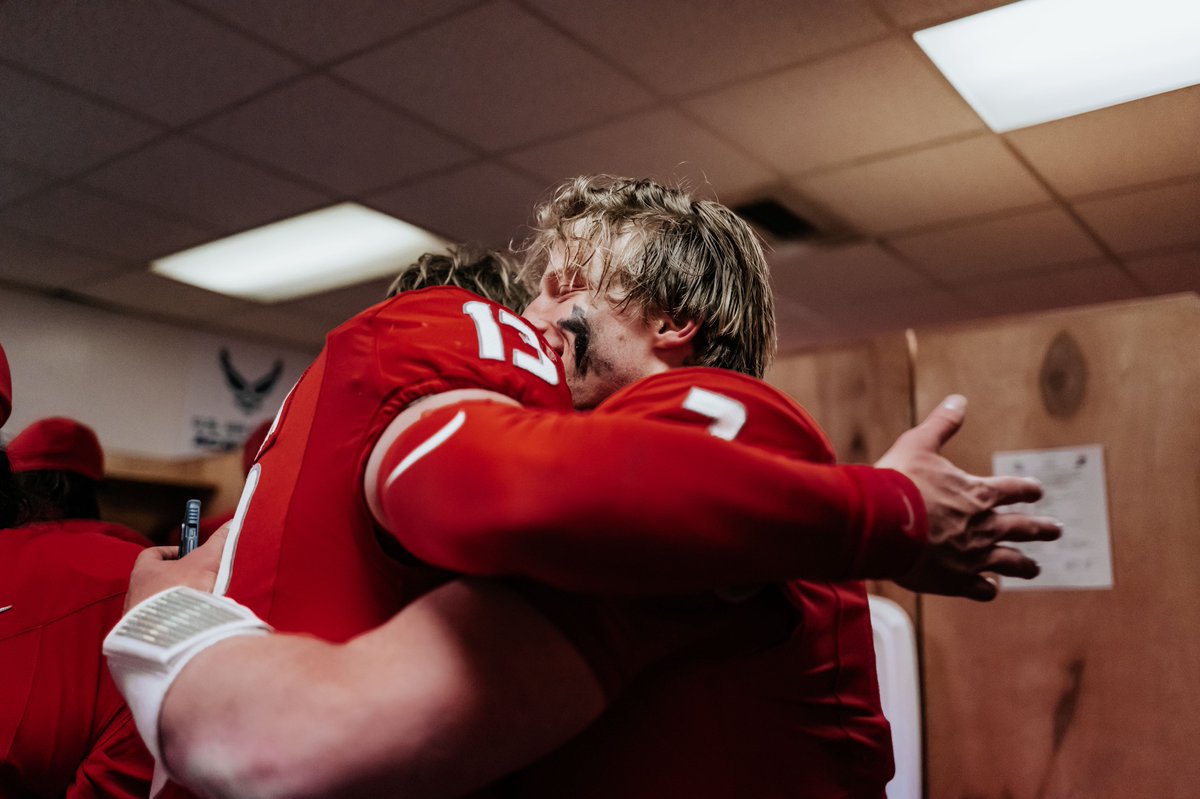 UNMLoboFB's tweet image. celebrating victory together 🤝😤🥁

big game on 11.28 🎟️ golobos.evenue.net/events/FBH

#GoLobos | 🐺⬆️
