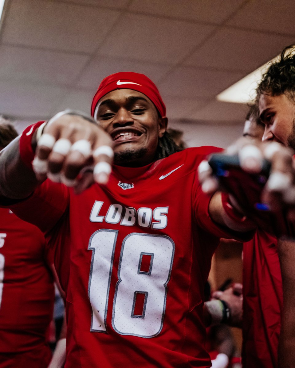 UNMLoboFB's tweet image. celebrating victory together 🤝😤🥁

big game on 11.28 🎟️ golobos.evenue.net/events/FBH

#GoLobos | 🐺⬆️