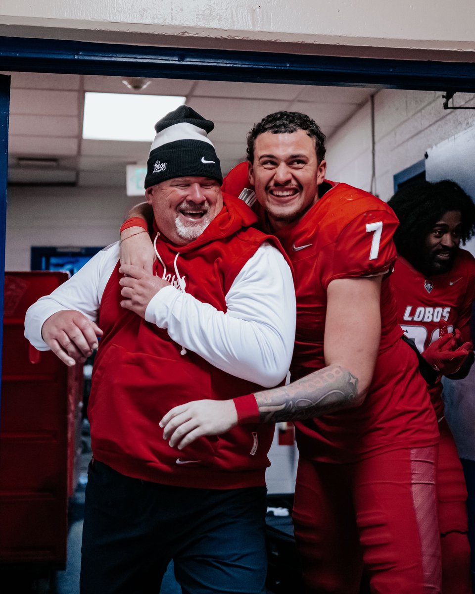UNMLoboFB's tweet image. celebrating victory together 🤝😤🥁

big game on 11.28 🎟️ golobos.evenue.net/events/FBH

#GoLobos | 🐺⬆️